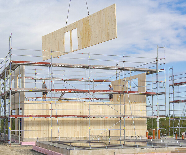 APLUS Holzmassivbau Montage (Beispielfoto)