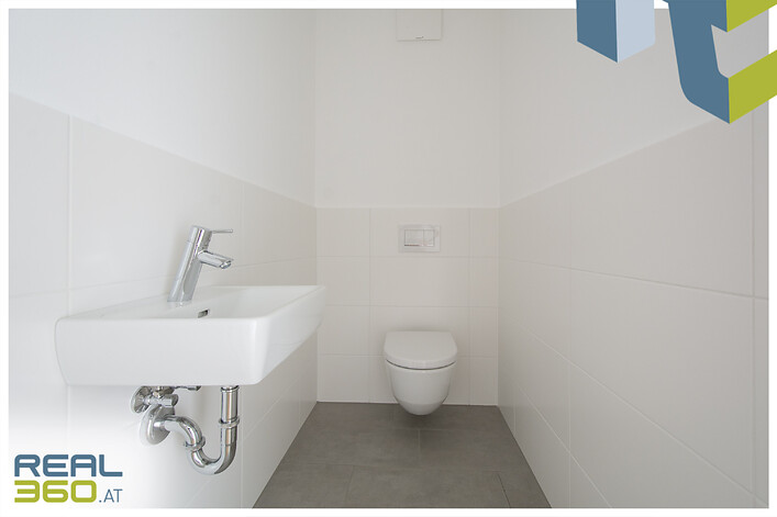 Separate Toilette mit Waschbecken